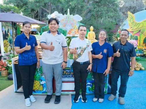 พช.บางสะพาน นำผลิตภัณฑ์ชุมชนและสินค้า OTOP ร่วมสนับสนุนการจัดนิทรรศการอัตลักษณ์และของดีอำเภอบางสะพานในงาน “มหัศจรรย์เมืองสามอ่าว” ครั้งที่ 16
